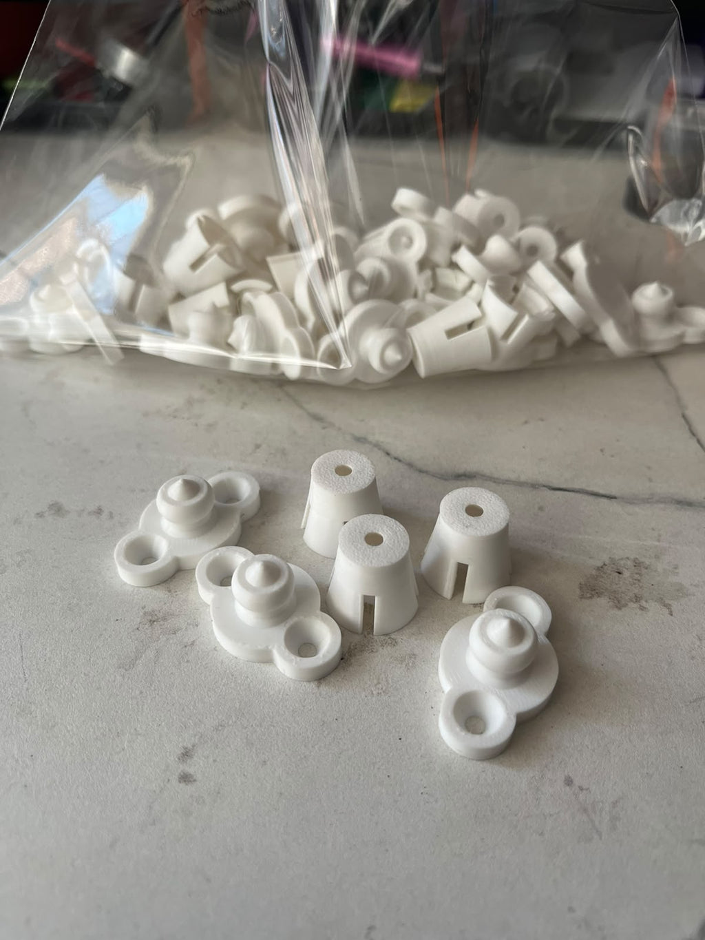 Acoples rápidos blancos: piezas con base y tapa, fotografía real del producto