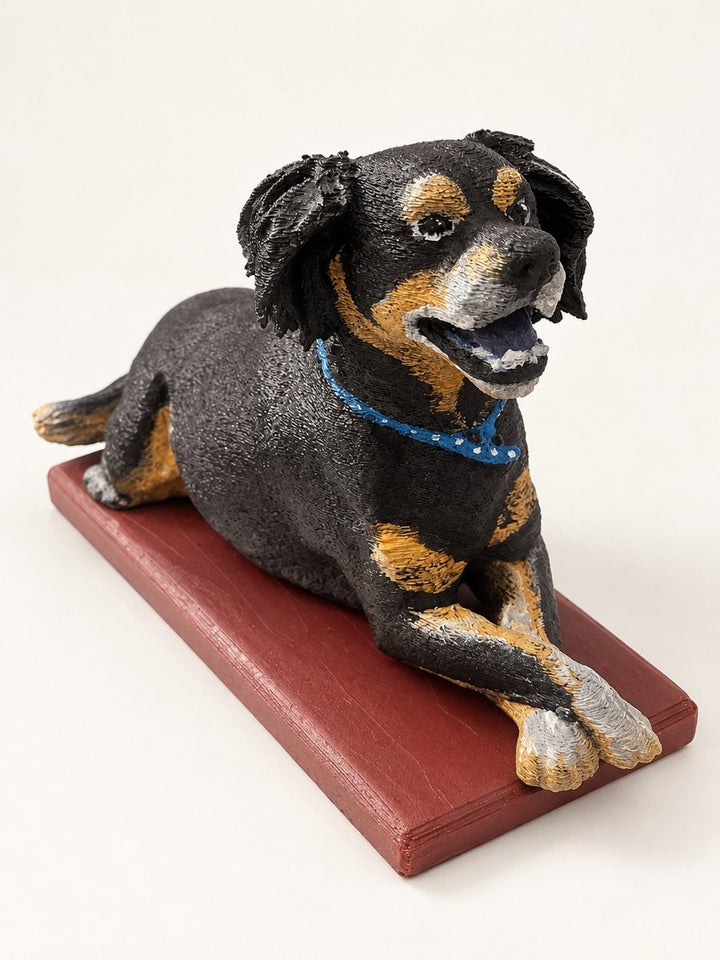 Busto de un perro pintado a mano, acostado sobre su base